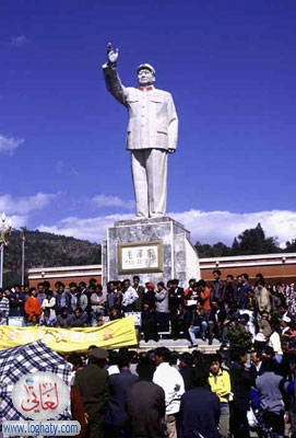 mao statue